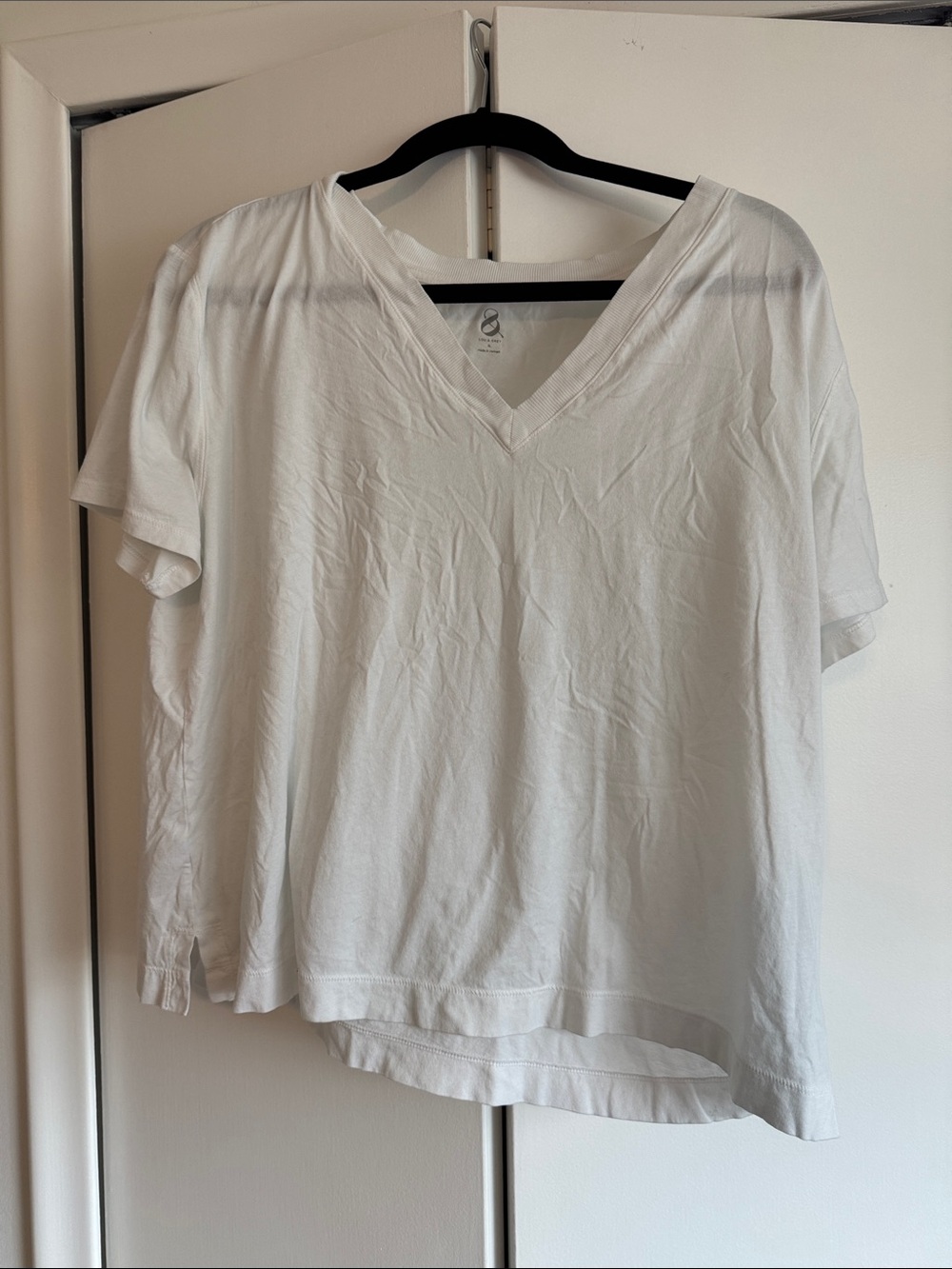 Lou & Grey White V‑Neck Short Sleeve Tee